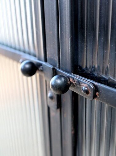 Impressionen zu Chic Antique Vitrinenschrank mit gerillten Glastüren, Bild 2