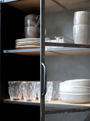 Impressionen zu Chic Antique Vitrinenschrank mit Glastüren im Industrial Look, Bild 1