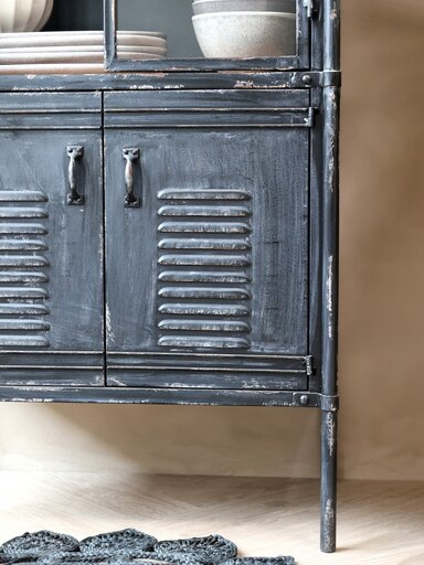Impressionen zu Chic Antique Vitrinenschrank mit Glastüren im Industrial Look, Bild 3