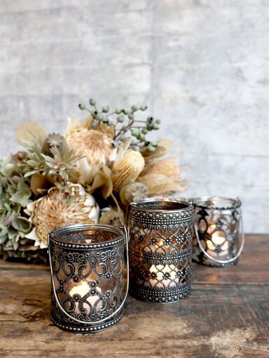 Impressionen zu Chic Antique Windlicht mit Henkel und Lilienmuster, Bild 1