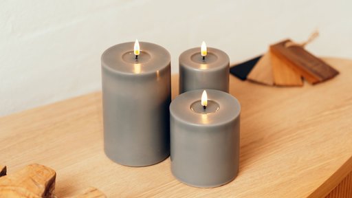 Impressionen zu Deluxe Homeart LED Stumpenkerze Real Flame grau, Bild 1