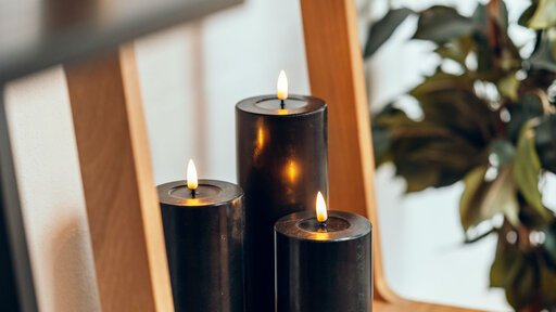 Impressionen zu Deluxe Homeart LED Stumpenkerze Real Flame schwarz, Bild 2