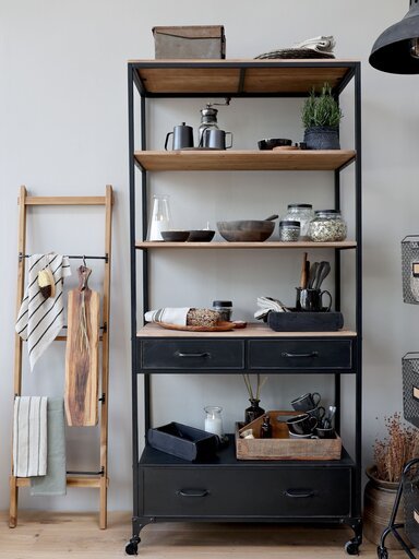 Eine aufgeräumte Küche mit Chic Antique