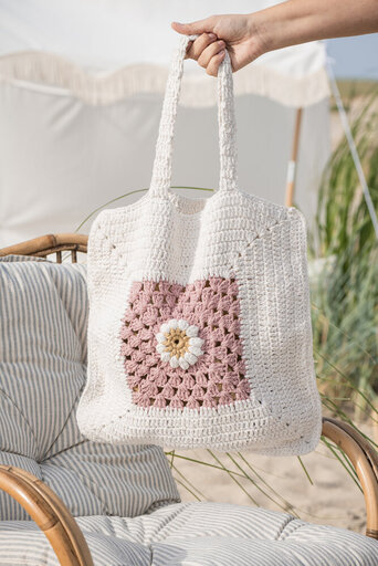 Impressionen zu IB Laursen Gehäkelte Tasche Coral Almond mit Blume, Bild 1