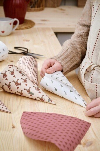 Impressionen zu IB Laursen Geschenkpapier-Rolle Wichtelmarsch Stillenat Beige-Rot 5 m, Bild 1