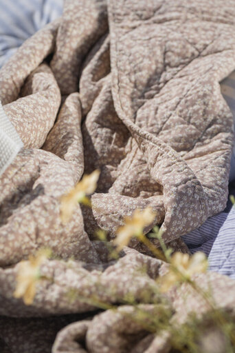 Impressionen zu IB Laursen Quilt malva mit weissen und gelben Blumen, Bild 1