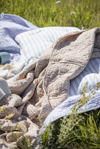 Impressionen zu IB Laursen Quilt malva mit weissen und gelben Blumen, Bild 2