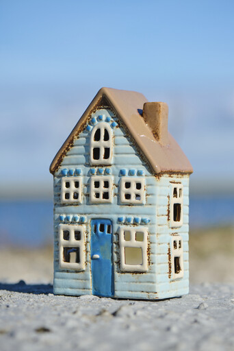 Impressionen zu IB Laursen Teelichthaus Visby mit blauer Tür und braunem Dach, Bild 1