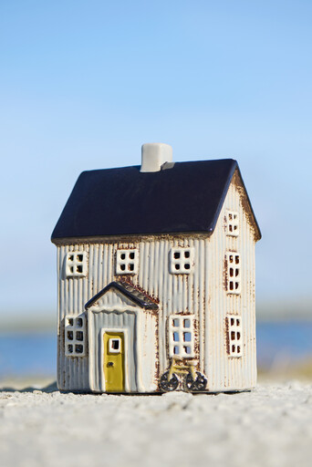 Impressionen zu IB Laursen Teelichthaus Visby Braun mit schwarzem Dach, Bild 1