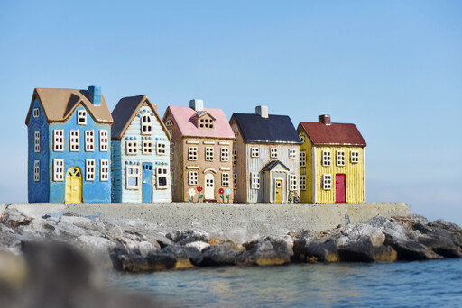 Impressionen zu IB Laursen Lichthaus Visby Gelb mit roter Tür, Bild 1
