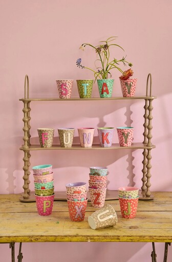 Impressionen zu RICE Buchstaben-Becher mit Blumen Medium, Bild 1