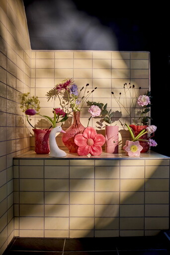 Impressionen zu RICE Keramikvase Pink mit Handbemalung, Bild 2