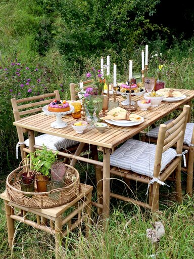 The Vibrant Summer Tableau von Chic Antique