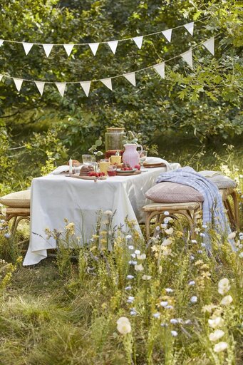 Wir essen im Freien mit Gartenmöbeln von IB Laursen