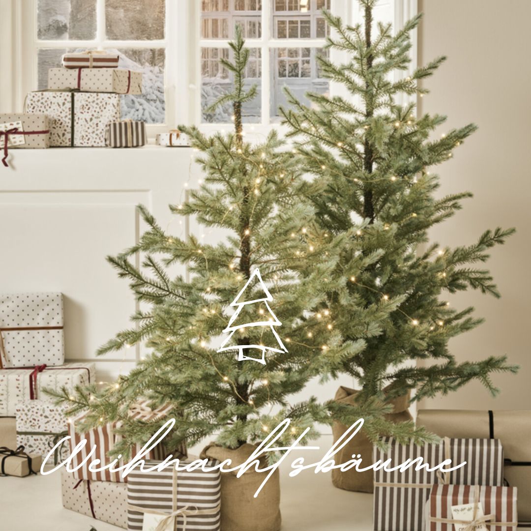 Künstliche Weihnachtsbäume und Kränze